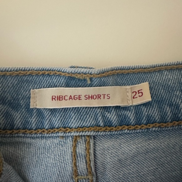 Levi’s Ribcage Shorts - Picture 4 of 4